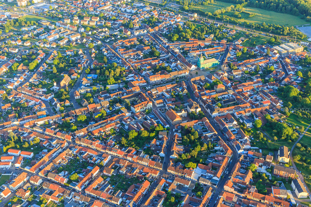 Luftbild: Stadtübersicht mit Kronenwerkstraße in Philippsburg im Bundesland Baden-Württemberg in Deutschland. Foto: IMG_100908.jpg vom 10.06.2017 durch Werner Riehm/FLY-FOTO.de