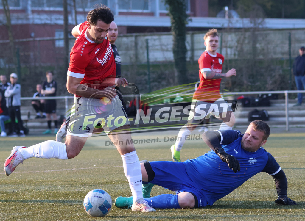 Bünder SV - TV Elverdissen | Auf dem Bild zu sehen: rot Bünder SV: Batuhan Kaymak ; schwarz TV Elverdissen: Felix KlimasBünder SV, TV Elverdissen, Saison 25/26, Kreisliga A, Deutschland - Realisiert mit Pictrs.com