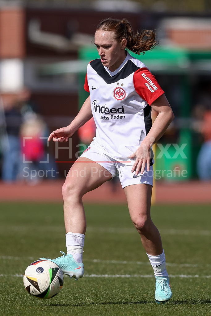 Fussball, Google Pixel Frauen-Bundesliga, SV Werder Bremen - Eintracht Frankfurt | v.li.: Lisanne Gräwe (Eintracht Frankfurt, 8) am Ball, Freisteller, Einzelbild, Ganzkörper, Aktion, Action, Spielszene, DIE DFB-RICHTLINIEN UNTERSAGEN JEGLICHE NUTZUNG VON FOTOS ALS SEQUENZBILDER UND/ODER VIDEOÄHNLICHE FOTOSTRECKEN. DFB REGULATIONS PROHIBIT ANY USE OF PHOTOGRAPHS AS IMAGE SEQUENCES AND/OR QUASI-VIDEO.
