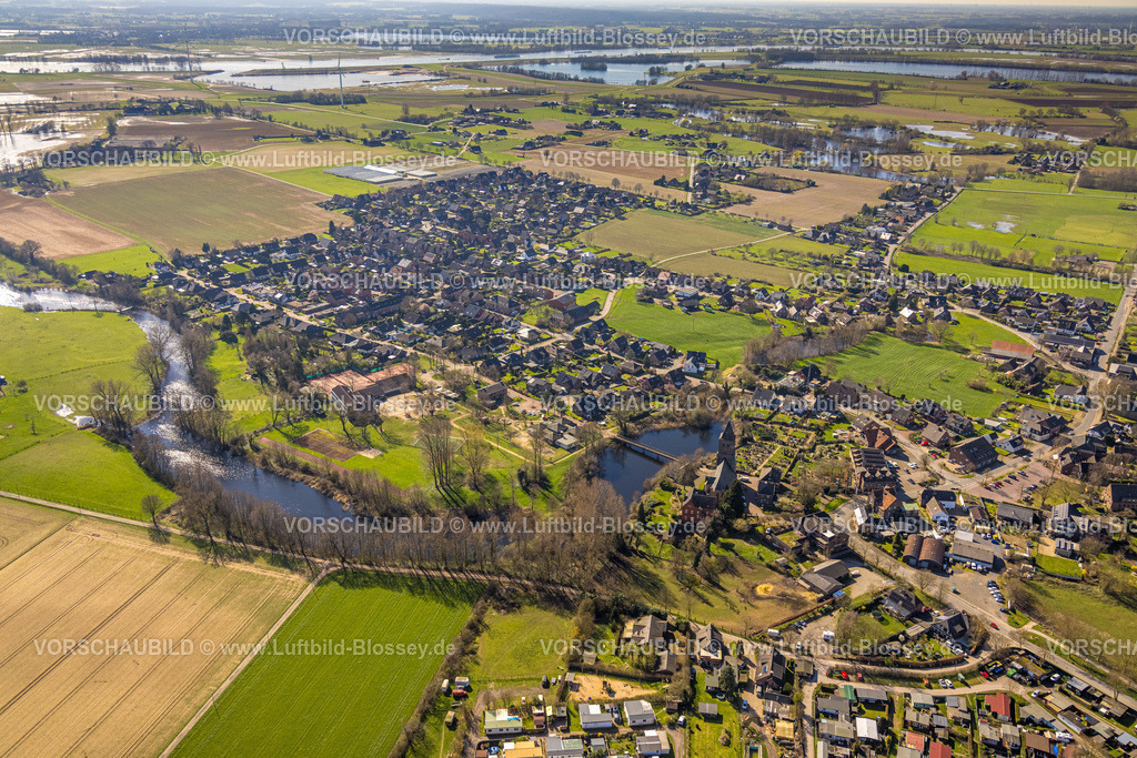 Rees240312051 | Luftbild, Renne Gewässer und Wohngebiet Wohnsiedlung Mehr mit St. Vincentius Kirche, Mehr, Rees, Nordrhein-Westfalen, Deutschland