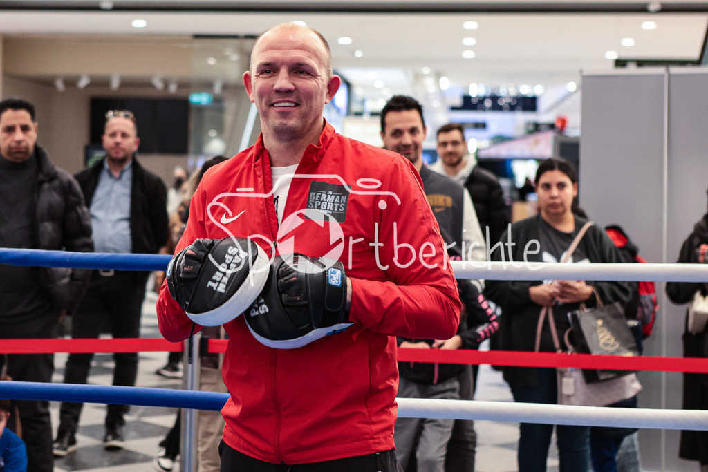 Profi - Box - Gala / Show Training | Juergen BRAEHMER in Aktion beim Showtraining in Muenchen