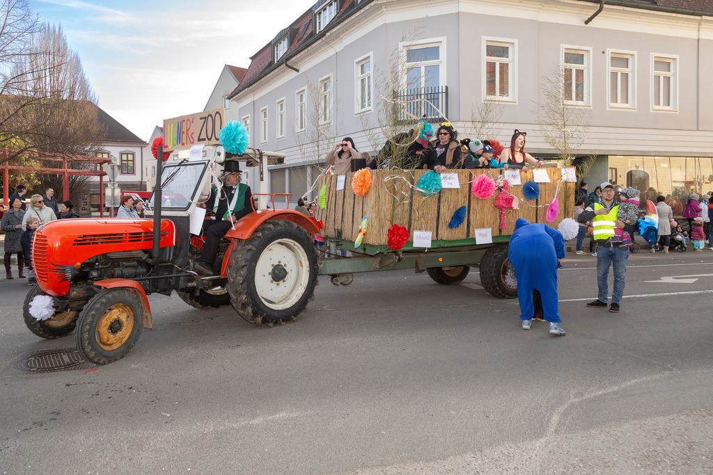 Umzug2025-174_9850 | Fotostrecke: FASCHINGSUMZUG 2025 in Loosdorf. 22 Masken(gruppen)-Teilnehmer: Loosdorfer Vereine, Wirtschaftstreibende, Gemeindeabordnungen sowie Kreditinstitute. rund 700 Besucher entlang der Hauptstrasse. Veranstaltungs-Sicherung durch Mannschaft der FF-Loosdorf mit schwerem Gerät. Maskenprämierung am EKZ-Platz durch Bgm. Thomas Vasku in den Kategorien: Bester Festwagen (Fa. gkonzept-Groissenberger; Beste Personengruppe-ASK-Loosdorf; Beste Einzelperson; Weiteste Anreise-FF Schollach;