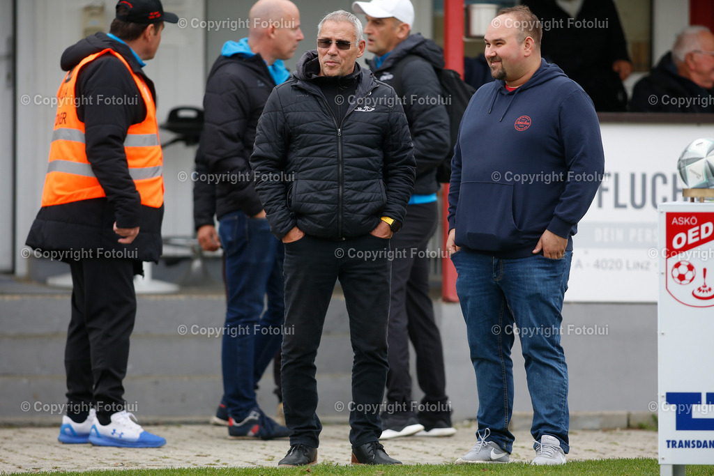 A_LUI_19102024_00001 | SPORT FUSSBALL REGIONALLIGA ASKOE OEDT -WILDON 19.10.2024 IM BILD: RICHARD BIDNER UND PLATZSPRECHER FABIAN MAJDANDZIC BEIDE (OEDT)  FOTO.FOTOLUI