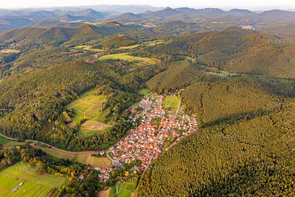 Luftbild: Ortsansicht von Südosten in Vorderweidenthal im Bundesland Rheinland-Pfalz in Deutschland. Foto: IMG_139085.jpg vom 30.09.2023 durch Werner Riehm/FLY-FOTO.de