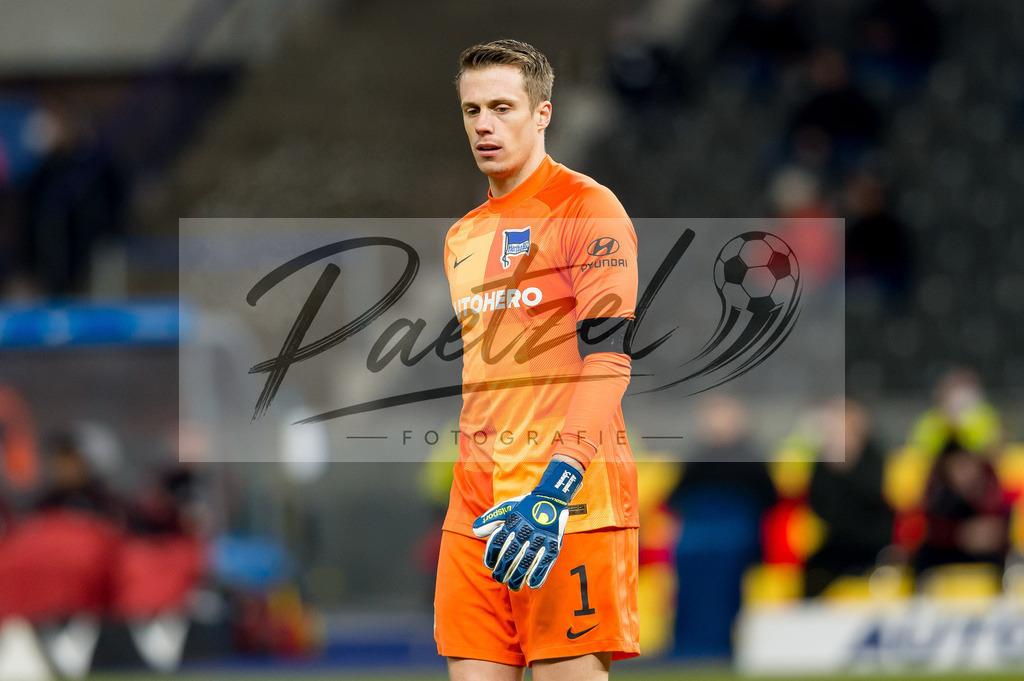 BSCFCB20220123_336 | Fussball, Herren: Torwart Alexander Schwolow (Hertha BSC) schaut bei dem Spiel der 1. Bundesliga zwischen Hertha BSC und FC Bayern Muenchen im Olypiastadion am 23.01.2022 in Berlin, Deutschland.DFB / DFL REGULATIONS PROHIBIT ANY USE OF PHOTOGRAPHS AS IMAGE SEQUENCES AND/OR QUASI-VIDEO. - Realisiert mit Pictrs.com