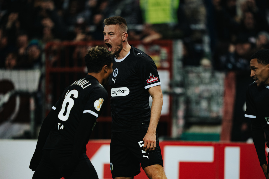 FCS07806 | Der offizielle Shop für FC St. Pauli Fotos. Wähle aus Spielszenen & Fanmomenten dein FCSP Wunschformat. Wir liefern Millerntor-Atmosphäre.