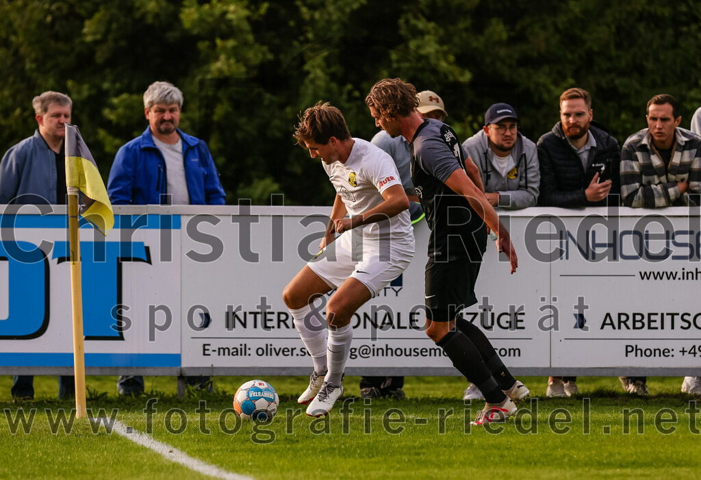 2023-08-08_097_FC_Moosinning_gegen_FC_Langengeisling | Moosinning, Deutschland, 08.08.2023:
Fußball, Bezirksliga Oberbayern Ost 2023 / 2024, 3. Spieltag, FC Moosinning gegen FC Langengeisling, Endergebnis: 0:4

Christian Reiser (FC Moosinning, #17), Maximilian Birnbeck (FC Langengeisling, #27)

Foto: Christian Riedel / fotografie-riedel.net