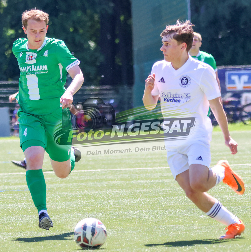 TuS Bruchmühlen - Bünder SV | Auf dem Bild zu sehen: weiß TuS Bruchmühlen: Luis Manthey ; grün Bünder SV: Johannes Steinmeier TuS Bruchmühlen, Bünder SV, Saison 25/26, Kreisliga A, Bruchmühlen, Deutschland - Realisiert mit Pictrs.com