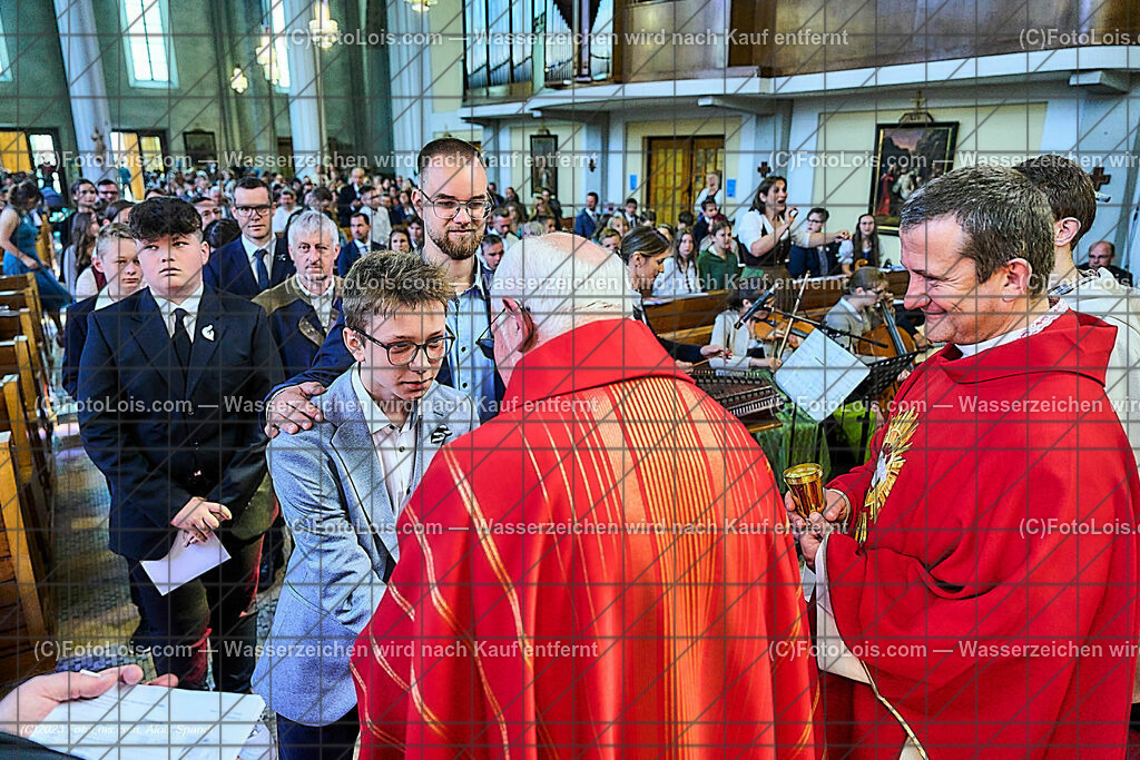 ALP2465_Pfarrfirmung Wieselburg_Sakrament der Firmung | (C)FotoLois.com, Alois Spandl, Pfarrfirmung in Wieselburg mit Firmspender Eduard Gruber (ehemaliger Generalvikar der Diözese St. Pölten), Sa 3. Juni 2023.