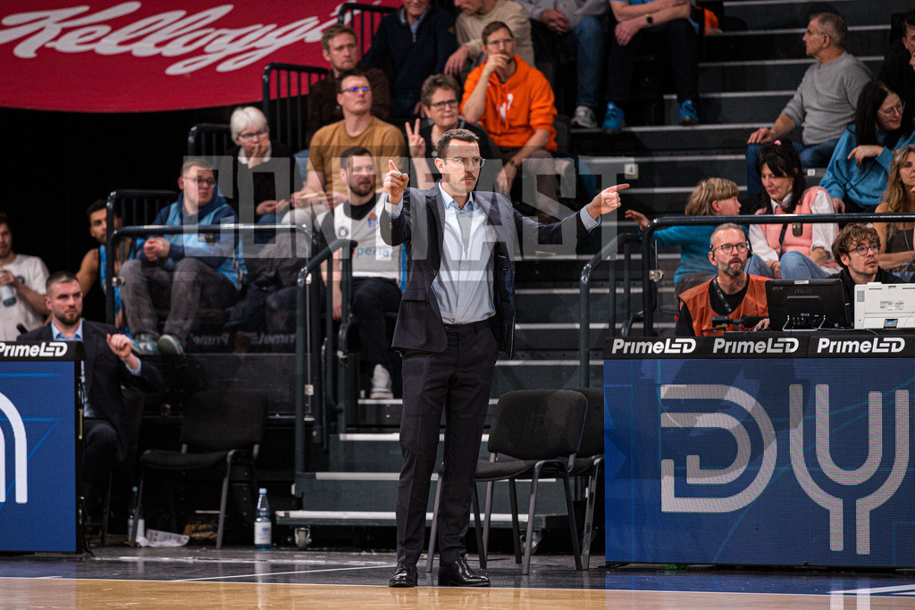 Basketball I Herren I Bundesliga I Saison 2025/2026 I 8. Spieltag I Veolia Towers Hamburg - MHP Riesen Ludwigsburg | Benka Barloschky (Trainer, Veolia Towers Hamburg) am Feldrand - Realisiert mit Pictrs.com
