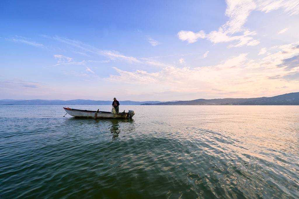 Fischer auf dem Boot | San Feliciano, Italien - August 31, 2016: Lago Trasimeno; Fischer auf dem Boot. - Realisiert mit Pictrs.com