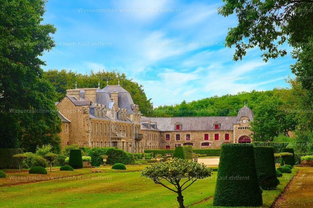 Frankreich - Château de Caradeuc - Chateau de Caradeuc in der Bretagne | Das Château de Caradeuc in der Bretagne ist ein elegantes Herrenhaus aus dem 18. Jahrhundert, umgeben von einem weitläufigen Landschaftspark im Stil der französischen Gartenkunst. Die Anlage beeindruckt mit alten Baumalleen, kunstvollen Hecken, Statuen und romantischen Gartenbereichen. Als bedeutendes Kulturerbe der Region verbindet Château de Caradeuc historische Architektur mit der natürlichen Schönheit der bretonischen Landschaft. - Realisiert mit Pictrs.com