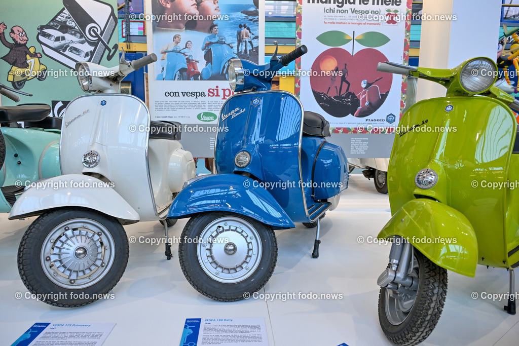 Italien_ Toskana_ Provinz Pisa_ Pontedera_ Vespa_ 29.05.2024-7 | 29.05.2024, Italien, ITA, Toskana, Pontedera im Bild Piaggio, Vespa, Museum

Piaggio ist ein italienischer Fahrzeughersteller mit Sitz in Pontedera. Das Unternehmen produziert verschiedene Mofas und Motorroller, unter anderem die Vespa, das Lastendreirad Ape sowie den Kleintransporter Porter. Zum Konzern gehören auch die Motorradmarken Aprilia, Derbi, Gilera, Laverda und Moto Guzzi. 
Quelle: Wikipedia