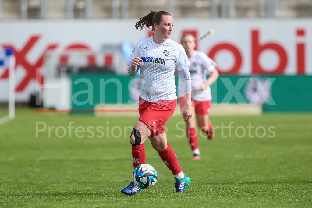 Fussball, 2. Frauen-Bundesliga, SV Meppen - SC Sand | v.li.: Jenny Gaugigl (SC Sand, 22) am Ball, Einzelbild, Ganzkörper, Aktion, Action, Spielszene, DIE DFB-RICHTLINIEN UNTERSAGEN JEGLICHE NUTZUNG VON FOTOS ALS SEQUENZBILDER UND/ODER VIDEOÄHNLICHE FOTOSTRECKEN. DFB REGULATIONS PROHIBIT ANY USE OF PHOTOGRAPHS AS IMAGE SEQUENCES AND/OR QUASI-VIDEO.