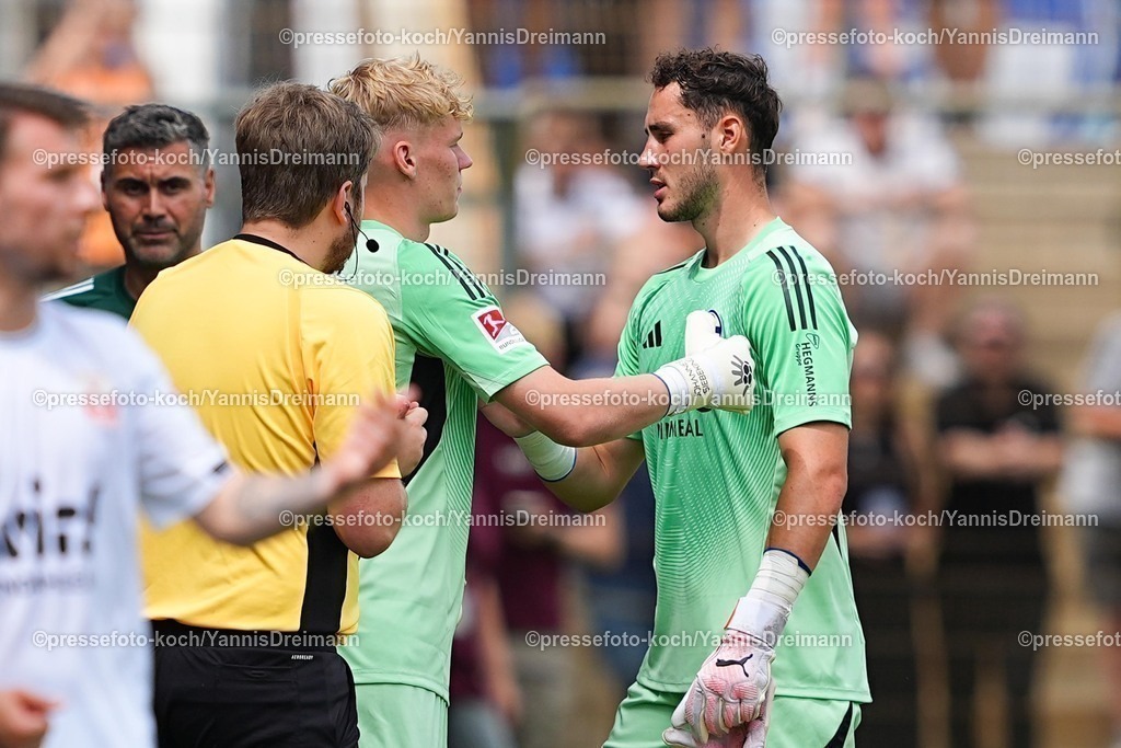 xYDR20072501015 | 20.07.2025, xydrx, Fußball, Rot Weiss Ahlen - FC Schalke 04, Testspiel, Wersestadion: Justin Heekeren (FC Schalke 04 #28) wird verletzungsbedingt ausgewchselt für Johannes Siebeking (FC Schalke 04 #36)