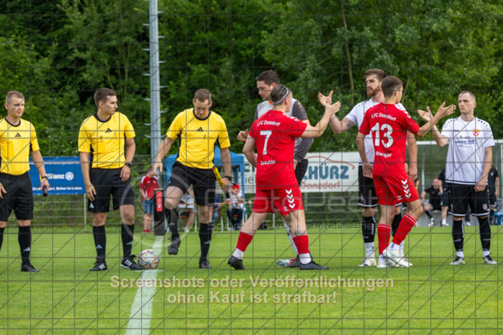 20250616_182828_0102 | #,  TV Eybach (weiß) vs. 1.FC Donzdorf II (rot), Fussball, Entscheidungsspiel 3 in Kreisliga A3 - Bezirk Neckar/Fils, Saison 2024/2025, Rasensportplatz, Staufenecker Str. 41, 73084 Salach, 16.06.2025 - 18:30 Uhr,Foto: PhotoPeet-Sportfotografie/Peter Harich