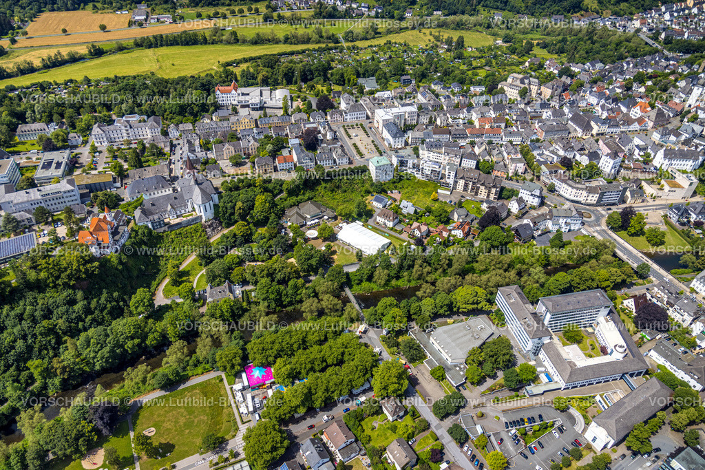 Arnsberg240708068 | Luftbild, Park mit Fluss Ruhr und Promenade, Neumarkt und Auferstehungskirche, Festhalle der Arnsberger Bürgerschützengesellschaft und großes Festzelt, kath. Propsteikirche St. Laurentius, Arnsberg, Sauerland, Nordrhein-Westfalen, Deutschland
