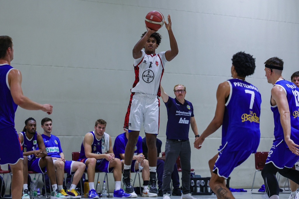 Regio Test BAYER GIANTS vs EN Baskets Schwelm-101 | Fotos von Basketballspielen aus dem Raum NRW fotografiert von Gero Mueller-Laschet und Daniel Schaefer - Realisiert mit Pictrs.com