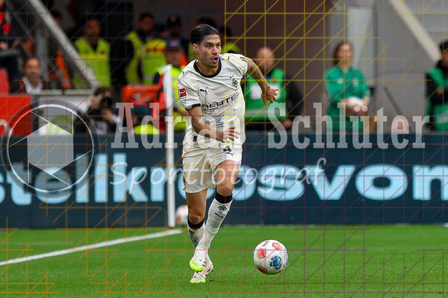 Bayer 04 Leverkusen vs Borussia Mönchengladbach - Bundesliga  | Leverkusen, Deutschland, 21.09.25:   Kevin Diks (Borussia Mönchengladbach) in Aktion am Ball, Einzelaktion waehrend des Spiels der Bundesliga zwischen  Bayer 04 Leverkusen vs Borussia Mönchengladbach in der BayArena(Foto von Brauer-Fotoagentur / Adrian Schlueter)