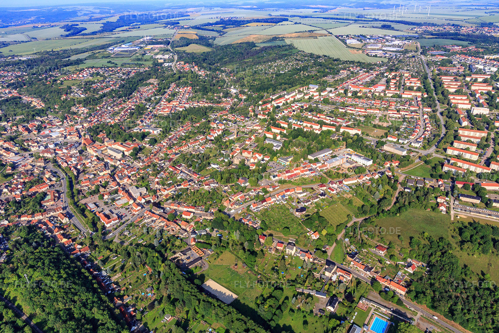 Luftbild: Stadtübersicht aus Nordosten in Hettstedt im Bundesland Sachsen-Anhalt in Deutschland. Foto: IMG_148163.jpg vom 12.06.2025 durch Werner Riehm/FLY-FOTO.de