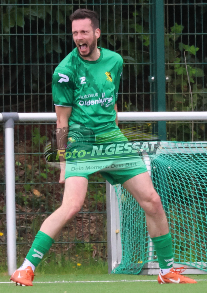 SC Enger - SV Enger-Westerenger | Auf dem Bild zu sehen: grün SC Enger: Sebastian SchnittgerSC Enger, SV Enger-Westerenger, Saison 25/26, Kreisliga A, Enger, Deutschland - Realisiert mit Pictrs.com
