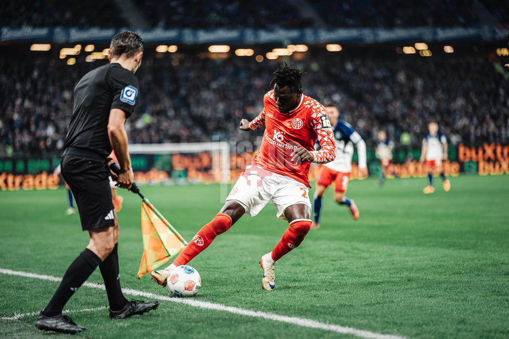 Fußball | Männer | Saison 2025/2026 | 1. Fußball-Bundesliga | 6. Spieltag | Hamburger SV vs. 1. FSV Mainz 05 | 05.10.2025 | Danny da Costa (#21, 1. FSV Mainz 05) probiert den Ball vor dem Aus zu retten