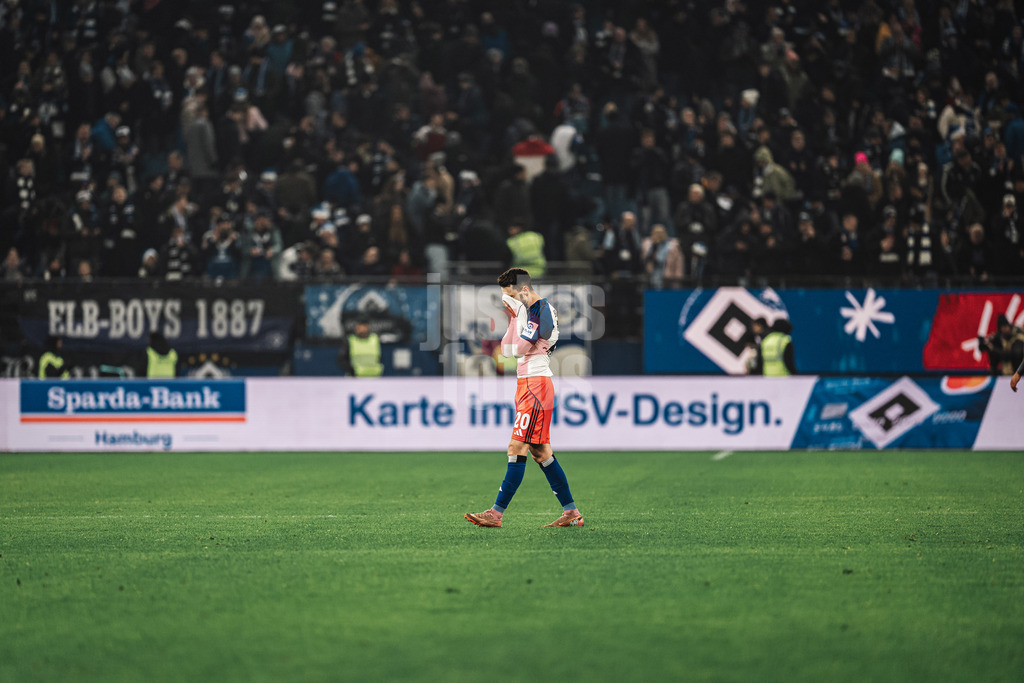 Fußball | Männer | Saison 2025/2026 | 1. Fußball-Bundesliga | 15. Spieltag | Hamburger SV vs. Eintracht Frankfurt | 20.12.2025 | Fabio Daniel Ferreira Vieira (#20, HSV) wischt sich den Schweiß aus dem Gesicht