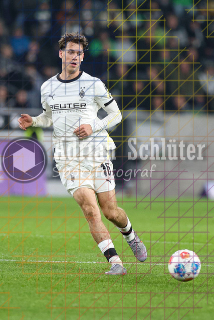 Borussia Mönchengladbach vs SC Freiburg - Bundesliga  | Mönchengladbach, Deutschland, 05.10.25:   Philipp Sander (Borussia Mönchengladbach) in Aktion am Ball, Einzelaktion waehrend des Spiels der Bundesliga zwischen Borussia Mönchengladbach vs SC Freiburg im Stadion im Borussia Park(Foto von Brauer-Fotoagentur / Adrian Schlueter)