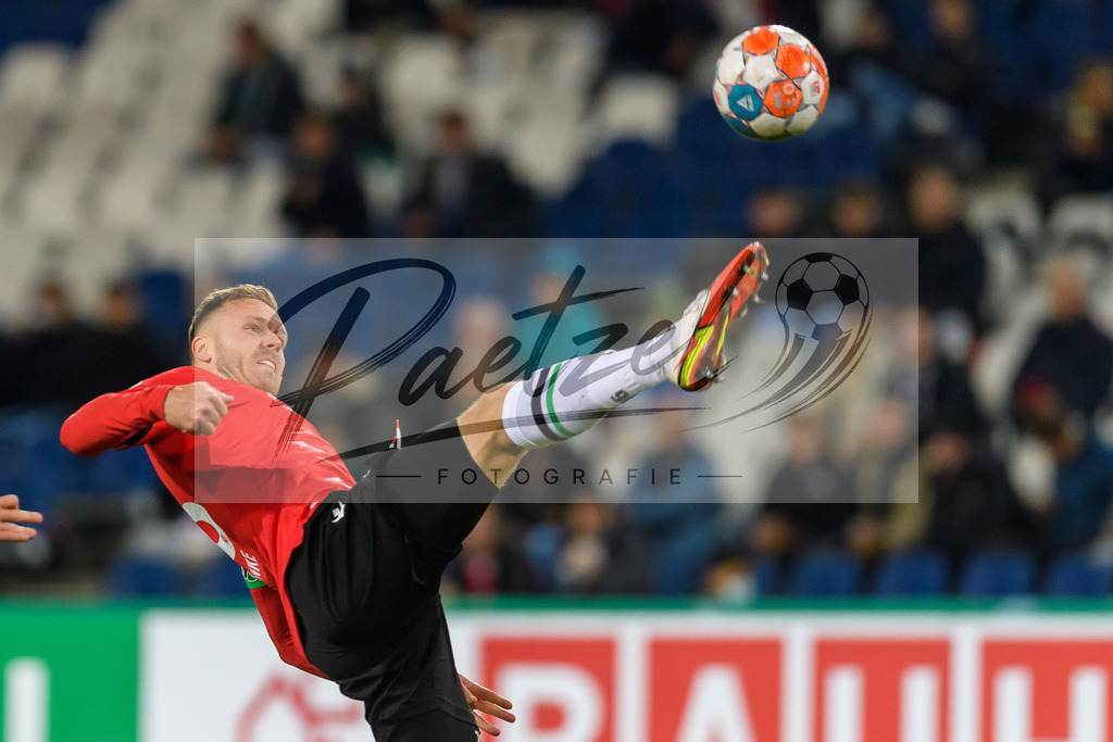 H96DUS20211027_036 | Fussball, Herren: Marcel Franke (Hannover 96) in Aktion, am Ball, Einzelaktion bei dem Spiel der 2. Runde im DFB-Pokal zwischen Hannover 96 und Fortuna Duesseldorf in der HDI-Arena am 27.10.2021 in Hannover, Deutschland.DFB / DFL REGULATIONS PROHIBIT ANY USE OF PHOTOGRAPHS AS IMAGE SEQUENCES AND/OR QUASI-VIDEO. - Realisiert mit Pictrs.com