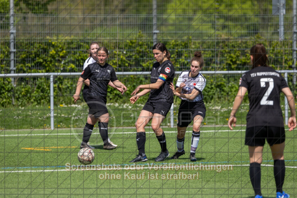 20250427_114143_0357 | #,1.Göppinger SV (weiß) vs. TSV Ruppertshofen (schwarz), Fußball, Frauen-Regionenliga 3 - Bezirk WfV, 21. Spieltag, Saison 2024/2025, Kunstrasenplatz Nord, Hohenstaufenstr. 116, 73033 Göppingen, 27.04.2025 - 11:00 Uhr,Foto: PhotoPeet-Sportfotografie/Peter Harich