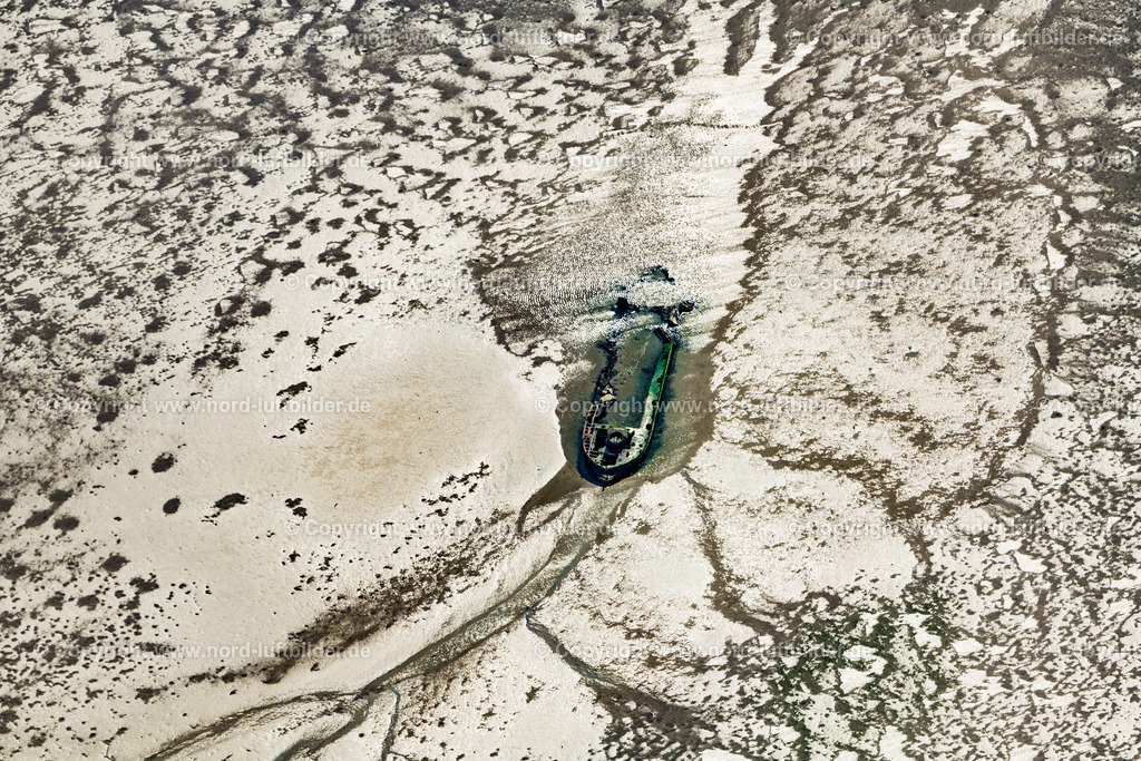 Wrack_ELS_1832140918 | WURSTER NORDSEEKüSTE 14.09.2018 Wattenmeer der Wurster Nordseeküste mit eingeschlossenen Schiffswrack im Bundesland Niedersachsen, Deutschland. // Wadden sea of the Wurster North Sea coast with enclosed shipwreck in the state of Lower Saxony, Germany. Foto: Martin Elsen