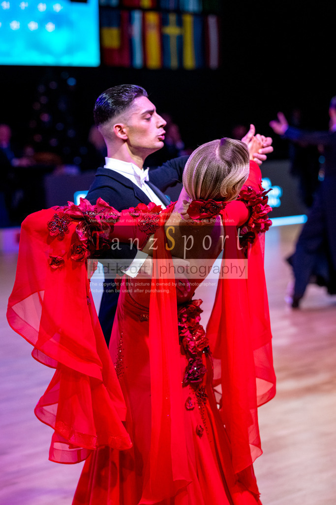 20251212_WDSF_World_Ch_Cup_RS-Std_0977-2 | Tanzsportbilder, Standardtanz, Lateintanz, WDSF, DTV, LTVB, dancecomp, goc, hessen tanzt, blaues band der spree, walzer, tango, wiener walzer, slowfox, quickstepp, samba, rumba, cha-cha-cha, paso doble. jive, hd-kroft photography, turniertanzsport