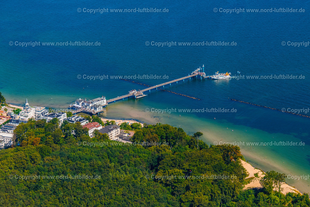 Sellin_Adler_Schiff_MS_Mönchsgut_ELS_5098100822 | OSTSEEBAD SELLIN 10.08.2022 Laufflächen und Konstruktion und Tauchgondel der Seebrücke über der Wasseroberfläche der Ostsee in Ostseebad Sellin auf der Insel Rügen im Bundesland Mecklenburg-Vorpommern, Deutschland. Weiterführende Informationen bei: Adler-Schiffe GmbH & Co. KG,  Seebrücke Sellin. // Running surfaces and construction of the pier over the water surface . in Ostseebad Sellin on the island of Ruegen in the state Mecklenburg - Western Pomerania, Germany. Further information at: Adler-Schiffe GmbH & Co. KG,  Seebruecke Sellin. Foto: Martin Elsen