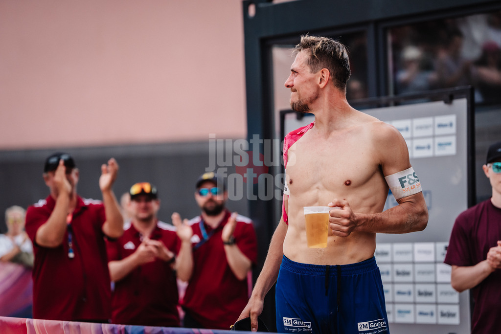 Beachvolleyball | Männer | Allianz German Beach Tour 2025 | Tourstop Bremen | 15.06.2025 | Bennet Poniewaz verabschiedet sich vom Publikum nach dem letzten Spiel seiner Karriere