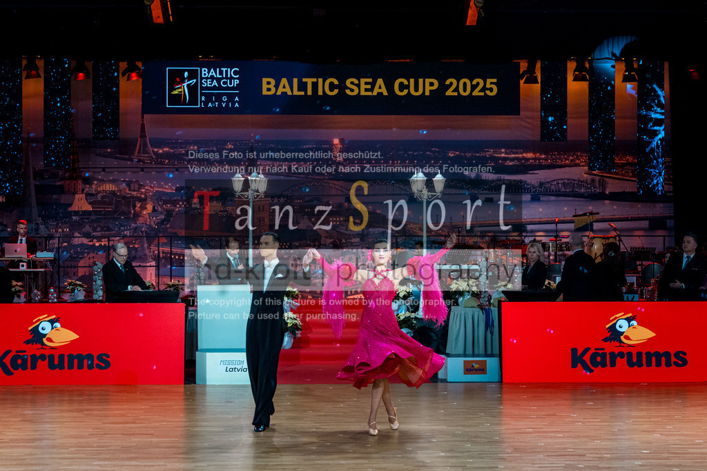 20251212_WDSF_World_Ch_Cup_RS-Std_1434-2 | Tanzsportbilder, Standardtanz, Lateintanz, WDSF, DTV, LTVB, dancecomp, goc, hessen tanzt, blaues band der spree, walzer, tango, wiener walzer, slowfox, quickstepp, samba, rumba, cha-cha-cha, paso doble. jive, hd-kroft photography, turniertanzsport