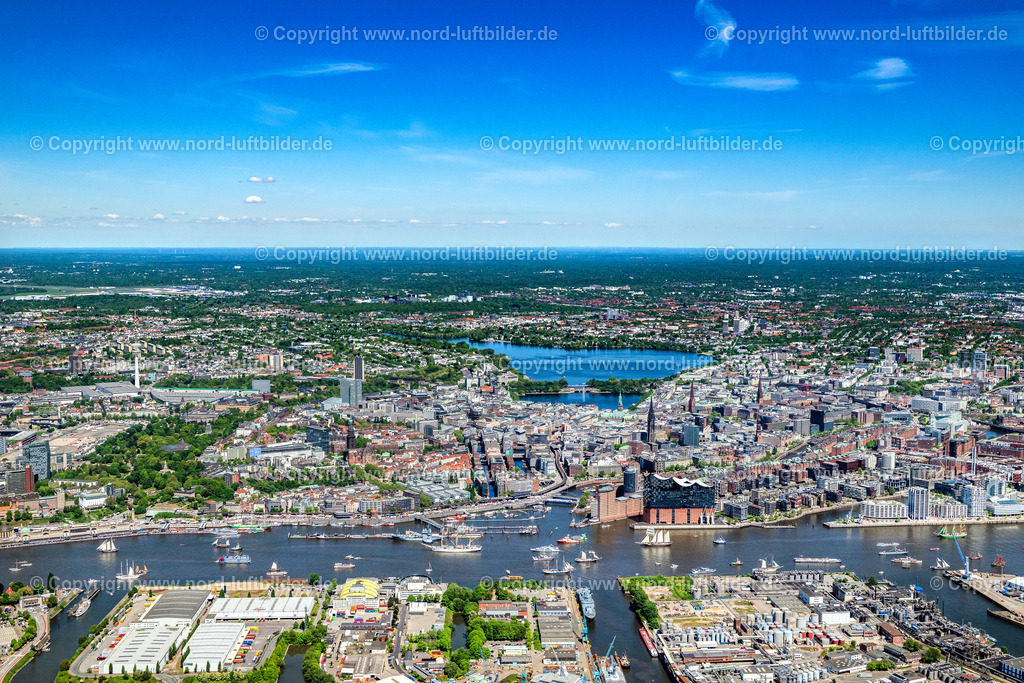 Hamburg_Hafengeburtstag_Elbphilharmonie_ELS_7856090525 | HAMBURG 09.05.2025 Auslaufparade Hamburger Hafengeburtstag in Hamburg, Deutschland. // Parade Harbor Birthday in Hamburg Germany. Foto: Martin Elsen