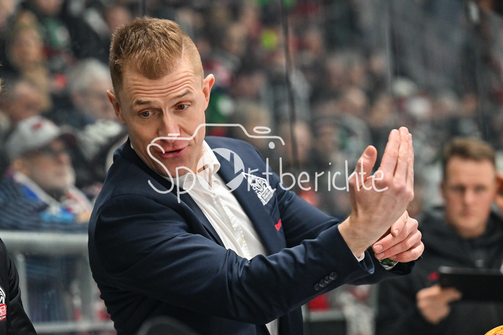 Augsburger Panther - Fischtown Bremerhaven | AUGSBURG, GERMANY - 25. JANUARY: im Bild Alexander SULZER Headcoach Fischtown Pinguins / Einzelfoto / Freisteller während dem Match zwischen den Augsburger Panthern und den Fischtown Pinguins am 43. Spieltag der Penny DEL im Curt Frenzel Stadion