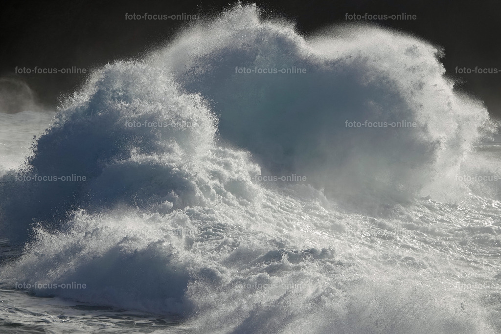 Battling waves | Large waves in the stormy Atlantic