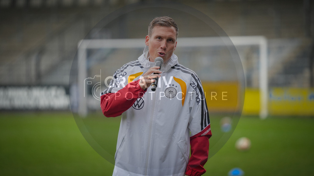 Fußball, Nachwuchs, Training, DFB, Demo-Einheit der Trainingsphilosophie Deutschland im Karl-Liebknecht-Stadion Potsdam, | Fußball, Nachwuchs, Training, DFB, Demo-Einheit der Trainingsphilosophie Deutschland im Karl-Liebknecht-Stadion Potsdam, Im Bild: Hannes Wolf (DFB) spricht zu den Zuschauern. - Realisiert mit Pictrs.com