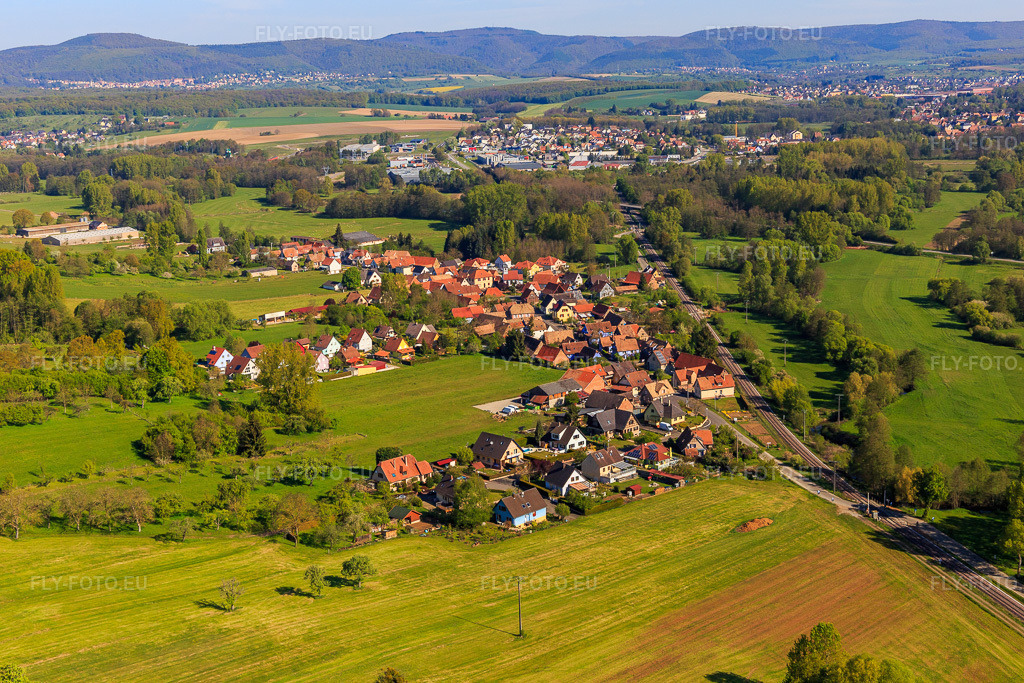 Vue aérienne: Rue Principale x Rue des Vignes depuis le sud à Uttenhoffen dans le département Bas Rhin, France – .Photo: IMG_099507.jpg prise le 30/04/2017 par Werner Riehm/FLY-FOTO.eu – Résolution de l'original: 5472 x 3648 px