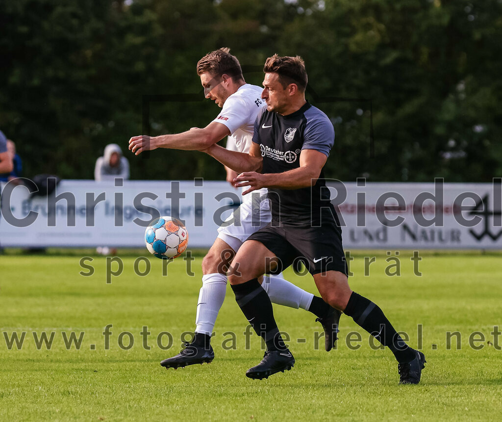 2023-08-08_033_FC_Moosinning_gegen_FC_Langengeisling | Moosinning, Deutschland, 08.08.2023:
Fußball, Bezirksliga Oberbayern Ost 2023 / 2024, 3. Spieltag, FC Moosinning gegen FC Langengeisling, Endergebnis: 0:4

Maximilian Lechner (FC Moosinning, #11), Andreas Buchberger (FC Langengeisling, #5)

Foto: Christian Riedel / fotografie-riedel.net