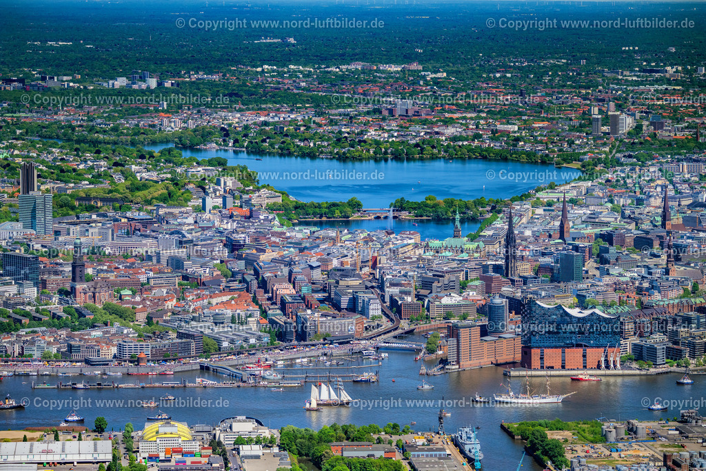 Hamburg_Hafen_bis_Alster_Elbphilharmonie_Panorama_ELS_6760090525 | HAMBURG 09.05.2025 Einlaufparade Hamburger Hafengeburtstag in Hamburg, Deutschland. // Parade Harbor Birthday in Hamburg Germany. Foto: Martin Elsen
