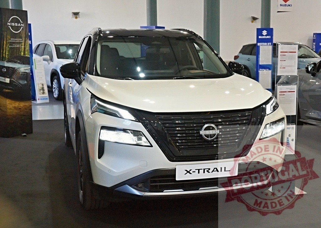 Nissan X-Trail SUV new car showroom exhibit | Nissan X-Trail new generation SUV car displaying in an automotive showroom - Realisiert mit Pictrs.com