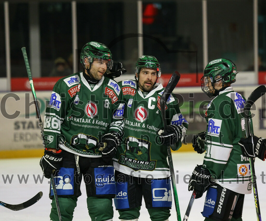 2024-01-12_110_TSV_Erding_gegen_EV_Dingolfing | Erding, Deutschland, 12.01.2024:
Eishockey, Bayernliga Vorrunde 2023 / 2024, 24. Spieltag, TSV Erding gegen EV Dingolfing, Endergebnis: 10:2

Michael Trox (Erding Gladiators, #86), Philipp Michl (Erding Gladiators, #77), Erik Modlmayr (Erding Gladiators, #21)

Foto: Christian Riedel / fotografie-riedel.net