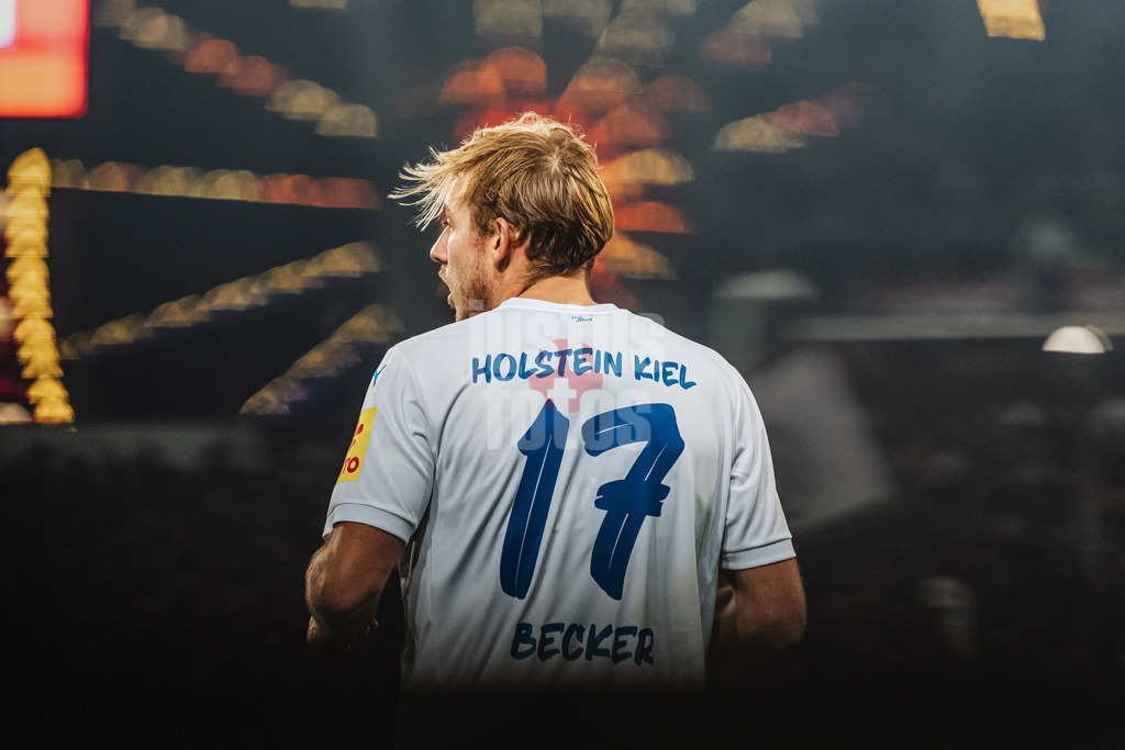 Fußball | Männer | Saison 2024/2025  | Fußball-Bundesliga | 12. Spieltag | FC St. Pauli vs. Holstein Kiel | 29.11.2024 | Timo Becker (#17, Holstein Kiel) vor dem Riesenrad des Hamburger Dom