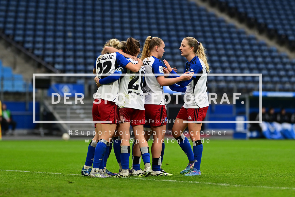 Fußball I Frauen I Saison 2025-2026 I Bundesliga I 10. Spieltag I Hamburger SV - 1. FC Nürnberg I 44775 | Jubel, Begeisterung, Enthusiasmus, Euphorie, Freude, Glücksgefühl, Heiterkeit bei: Hamburger SV Frauen - Realized with Pictrs.com
