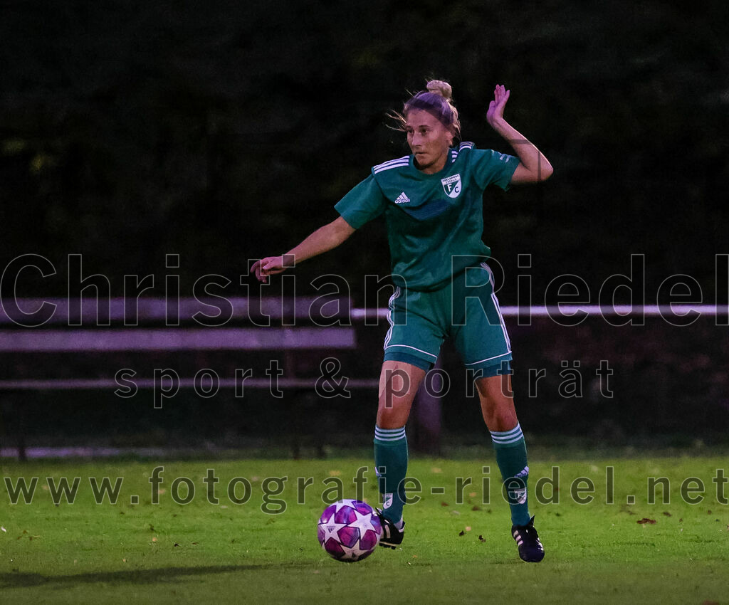 2023-10-21_074_FC_Forstern_gegen_FC_Ezelsdorf | Forstern, Deutschland, 21.10.2023:
Fußball, Frauen Bayernliga 2023 / 2024, 8. Spieltag, FC Forstern gegen FC Ezelsdorf, Endergebnis: 2:1

Carolin Schellenberg (FC Ezelsdorf, #17)

Foto: Christian Riedel / fotografie-riedel.net