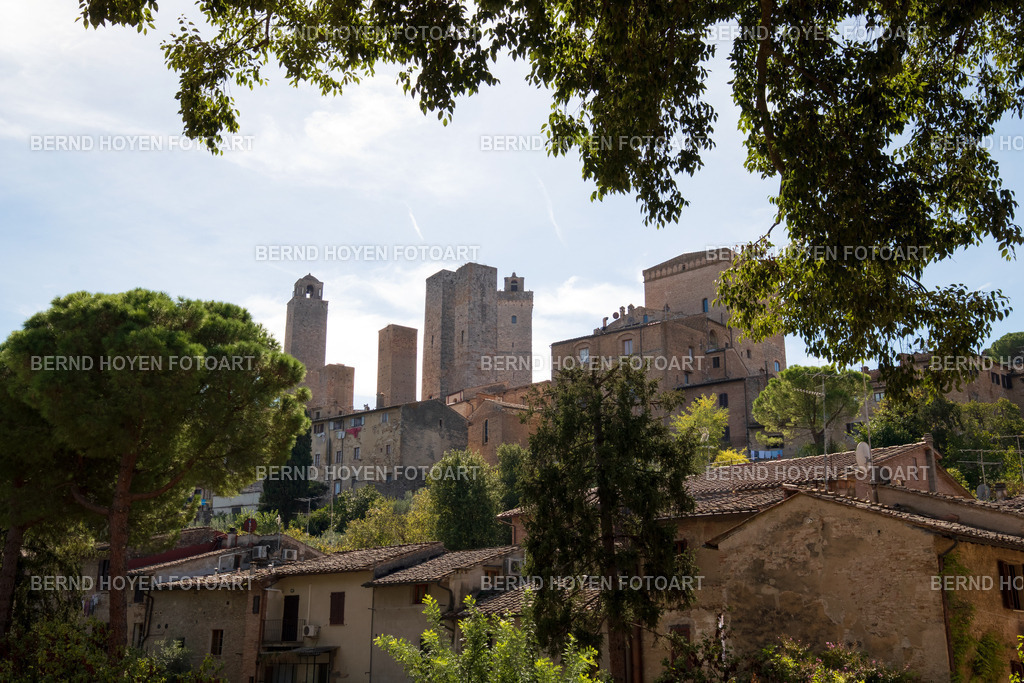 san gimignano towers | Ansicht der berühmten Stadt San Gimignano in der Toskana/Italien.
Wegen der Vielzahl an Türmen wird sie auch gerne "Mittelalterliches Manhattan" genannt. Von den ehemals über hundert Türmen sind heute allerdings nur noch sieben übrig geblieben. | View of the famous town of San Gimignano in Tuscany/Italy.
Because of the large number of towers, it is also often called "Medieval Manhattan". Of the more than one hundred towers that once existed, only seven remain today.
 - Realisiert mit Pictrs.com