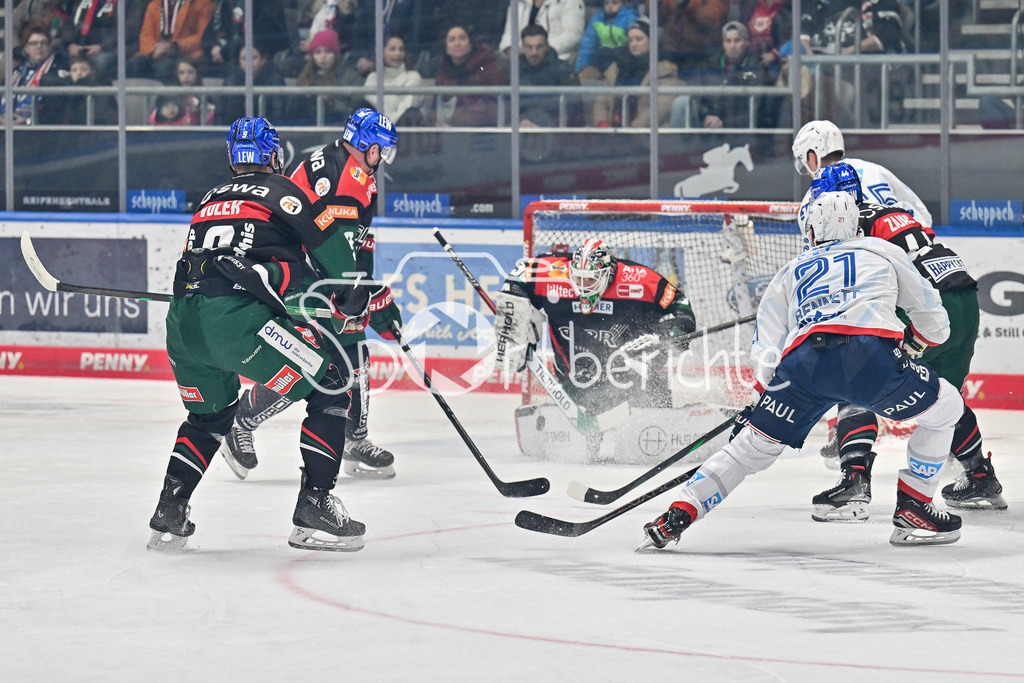 Augsburger Panther - Adler Mannheim | Strauss MANN (Augsburger Panther #38) kann einen Schuss der Gaeste entschaerfen / DEL: Augsburger Panther - Adler Mannheim, Curt Frenzel Stadion am 26.12.2024