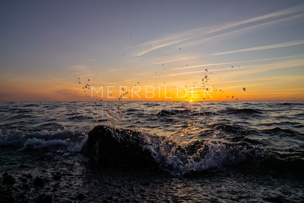Fotoserie: Sunset & Splash // Sonnenuntergang am Meer | Die Farben des Sonnenuntergangs erwecken die Sinne und schaffen eine Atmosphäre der Ruhe und Besinnung. In meiner neuen Serie "Sunset & Splash" lade ich Sie ein, gemeinsam mit mir den Zauber dieser besonderen Momente am Meer zu entdecken. Erleben Sie, wie das Licht sanft über die Wellen tanzt und jeder Augenblick zum Träumen anregt.